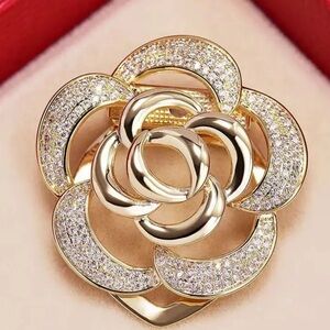 Beautiful Floral Scarf Knot Ring Gold Plated with White Crystals NEW